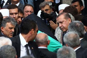 رئيس الوزراء التركي رجب أردوغان يشيع جنازة والدته بالدموع