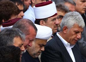 رئيس الوزراء التركي رجب أردوغان يشيع جنازة والدته بالدموع