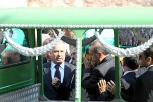 رئيس الوزراء التركي رجب أردوغان يشيع جنازة والدته بالدموع