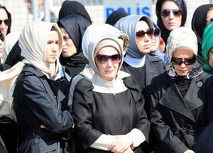 رئيس الوزراء التركي رجب أردوغان يشيع جنازة والدته بالدموع