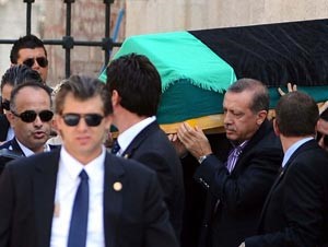 رئيس الوزراء التركي رجب أردوغان يشيع جنازة والدته بالدموع