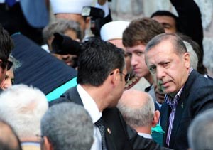 رئيس الوزراء التركي رجب أردوغان يشيع جنازة والدته بالدموع