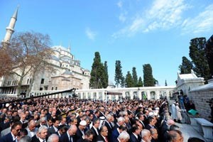 رئيس الوزراء التركي رجب أردوغان يشيع جنازة والدته بالدموع