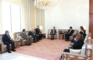 الرئيس السوري دبشار الاسد مستقبلا وفدا من دول تجمع الالبا بحضور وزير الخارجية وليد المعلم في دمشق امس	رويترز﻿