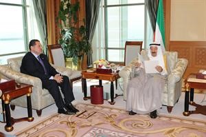 صاحب السمو الامير الشيخ صباح الاحمد تسلم رسالة الرئيس محمود عباس من ياسر محمود عباس
