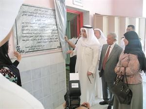 وزير التربية ووزير التعليم العالي احمد المليفي يزيل الستار عن اللوحة التذكارية بمناسبة افتتاح مدرسة السديممحمد ماهر