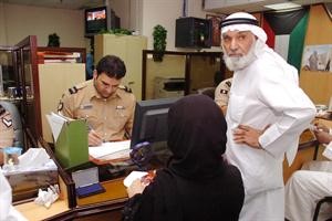 موظف الجنسية والجوازات ينهي معاملة متجنسين جديدين