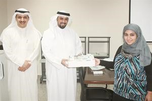 دابتهال تتسلم الجهاز من عضوي مجلس الادارة عمر القناعي وعبدالرحمن القديري﻿