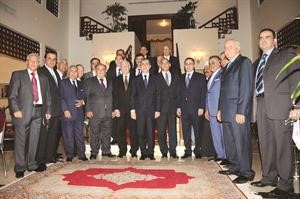 السفير اللبناني دبسام النعماني وسيمون فاخوري ومروان عبدالباقي يتوسطون الحضور في لقطة جماعية 	انور الكندري﻿