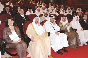 الوزير دفاضل صفر وعبدالوهاب الوزان يتقدمان الحضور خلال المنتدى 	قاسم باشا﻿