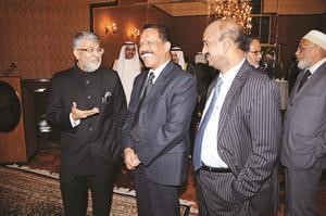 السفير الهندي مع بعض الحضور﻿