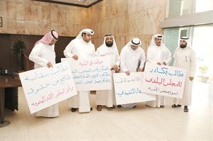 العضو مانع العجمي مشاركا الموظفين اعتصامهم