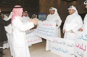 محمد المفرج وحديث مع المعتصمين