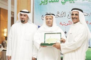 درع تذكارية الى حسين الخرافي بمناسبة تدشين المصنع