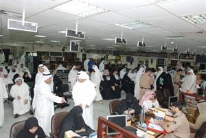  جانب من المجنسين الجدد خلال مراجعتهم الادارة العامة للجنسية