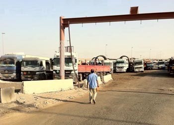طوابير من الشاحنات العالقة في منفذ النويصب