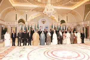 صاحب السمو الامير الشيخ صباح الاحمد وسمو ولي العهد الشيخ نواف الاحمد وسمو رئيس مجلس الوزراء الشيخ ناصر المحمد مع رؤساء الوفود المشاركة في منتدى الحوار الاسيوي العاشر متين غوزال
