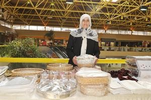 زينة السلطان وسط المعروضات