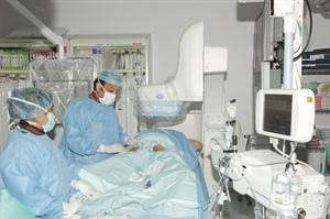 احدى عمليات قسطرة القلب والتي استخدم فيها الجهاز الجديد