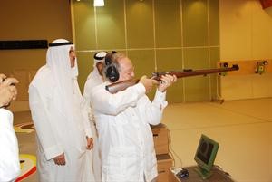 الحمود يتابع ضيفه وهو يرمي