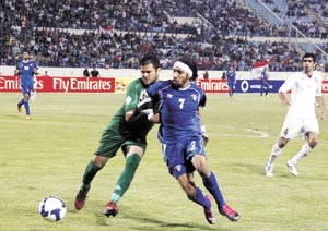فهد العنزي يحاول المرور من الحارس اللبناني زياد الصمدرويترز