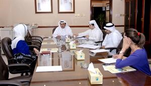 دبدر الذياب مجتمعا باعضاء فريق عمل ترشيد الطاقة في جامعة الكويت
