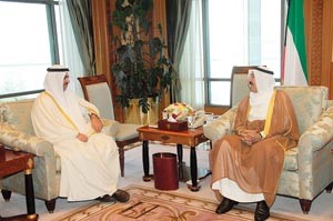 صاحب السمو الامير الشيخ صباح الاحمد مستقبلا الوزير علي الراشد بعد عودته مساء الاحد من رحلة العلاج