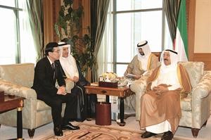 صاحب السمو الامير الشيخ صباح الاحمد مستقبلا النائب البرلماني لوزير الخارجية الياباني كازويوكي هامادا﻿
