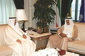 سمو ولي العهد الشيخ نواف الاحمد مستقبلا وزير الدولة لشؤون مجلس الوزراء علي الراشد﻿