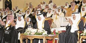 ملك البحرين حمد بن عيسى ال خليفة يعلن افتتاح الدورة والى جانبه رئيس الوزراء البحريني الامير خليفة بن سلمان والشيخ احمد الفهد والامير نواف بن فيصل