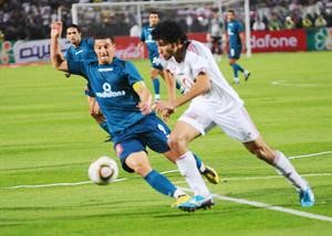 مدافع الزمالك صلاح سليمان يبعد الكرة من امام قائد انبي احمد عبدالظاهر﻿