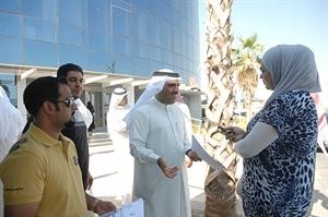 عدد من المعتصمين يتحدثون للزميلة الاء خليفة
