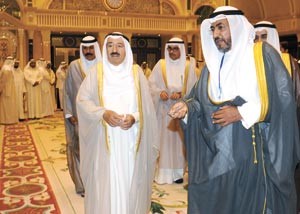 صاحب السمو الامير الشيخ صباح الاحمد يستمع من د ناجي المطيري لشرح حولنشاطات معهد الابحاث وخططه الاستراتيجية