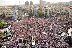 مئات الالاف من السوريين خلال مظاهرة تاييد للاسد في ساحة السبع بحرات في دمشق 	افپ﻿