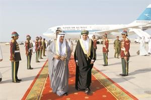سمو رئيس مجلس الوزراء الشيخ ناصر المحمد لدى وصوله الى عمان وفي استقباله صاحب السمو السيد فهد بن محمود ال سعيد