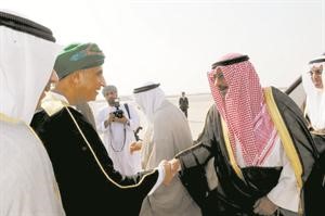 الشيخ دمحمد الصباح مصافحا صاحب السمو فهد بن محمود