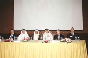احمد اليعقوب متوسطا الشيخ جابر ال ثاني ودابراهيم دشتي خلال المؤتمر الصحافي انور الكندري
