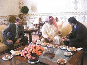 الشيخ حمد صباح الاحمد خلال محادثاته مع وزير المالية الجزائري كريم جودي وبحضور سفيرنا سعود الدويش﻿