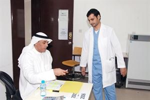 تدقيق بيانات احد الطلاب قبل الادلاء بصوته محمد ماهر