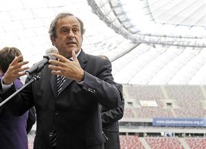 رئيس يويفا ميشيل بلاتيني خلال زيارته لپولندا 	افپ﻿