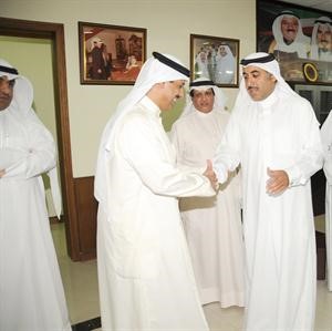 رئيس نادي القادسية فواز الحساوي خلال استقباله دحمود فليطح
