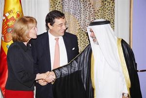 السفير البحريني مهنئا قرينة السفير الاسباني﻿