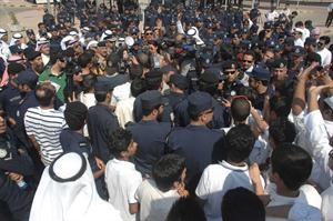 الوكيلة السديراوي تتحدث الى الطلاب المشاركين في الاعتصام في الوقت الذي تواجدت قوات الداخلية باعداد ملحوظة﻿