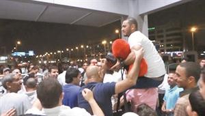 تامر حسني في مطار الدوحة محمولا على الاكتاف﻿
