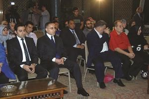 السفير جمال الغنيم متقدما الحضور