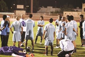 مدرب الازرق الرديف ماهر الشمري يوجه اللاعبين
