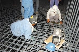 الفنيون يضعون اللمسات الاخيرة قبل وضع الصبة﻿