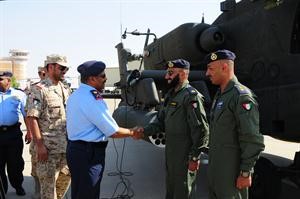 اللواء الركن طيار عبدالعزيز جاسم مستقبلا العائدين﻿