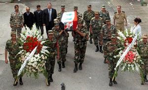 صورة وزعتها سانا لضباط يشيعون احد قتلى الجيش في اللاذقية	افپ﻿