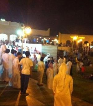 جانب من متابعي العرض